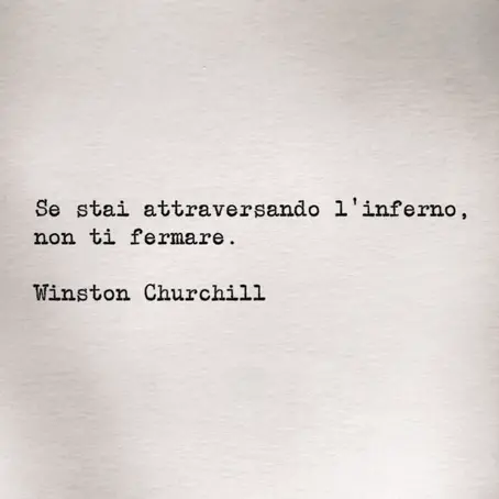 Frase di Winston Churchill sui momenti difficili - Frasi con la macchina per scrivere