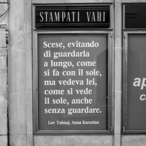 Scese, evitando di guardarla a lungo, come si fa col sole - Frasi sui muri