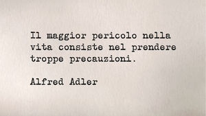 Frase di Alfred Adler sulla vita - Frasi con la macchina per scrivere