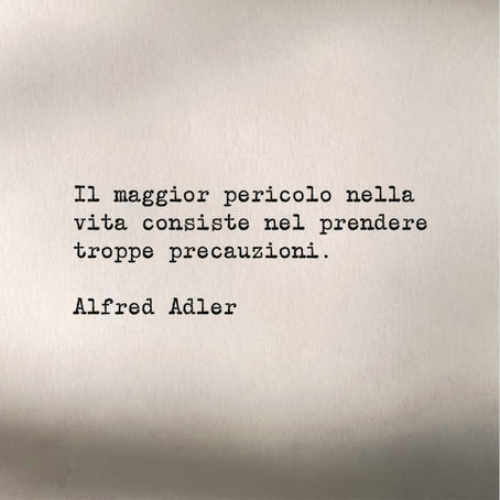 Frase di Alfred Adler sulla vita - Frasi con la macchina per scrivere