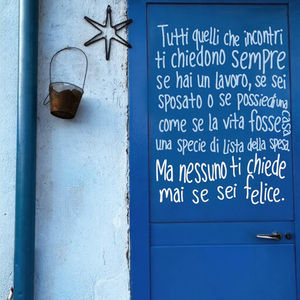 Tutti quelli che incontri ti chiedono sempre se hai un lavoro... - Frasi sui muri