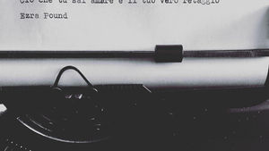 Frase di Ezra Pound: "Ciò che tu sai amare rimane..." - Frasi con la macchina per scrivere