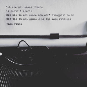 Frase di Ezra Pound: "Ciò che tu sai amare rimane..." - Frasi con la macchina per scrivere