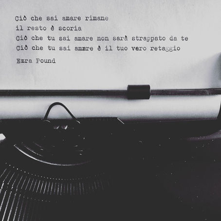 Frase di Ezra Pound: "Ciò che tu sai amare rimane..." - Frasi con la macchina per scrivere