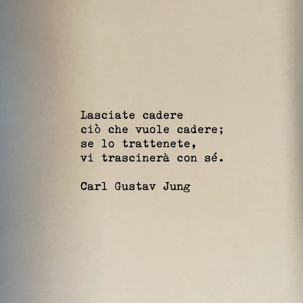 Frase di Carl Gustav Jung: "Lasciate cadere ciò che vuole cadere; se lo trattenete, vi trascinerà con sé."