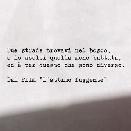 Frase da "L'attimo fuggente" di Robert Frost - Frasi con la macchina per scrivere