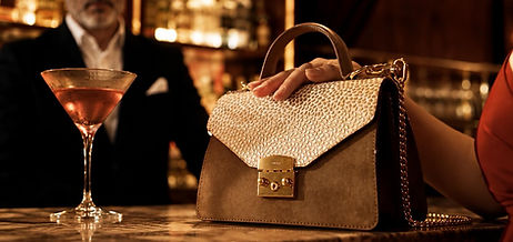 Sac à main beige avec fermoir doré dans un bar, extrait d'une publicité de luxe réalisée par IA