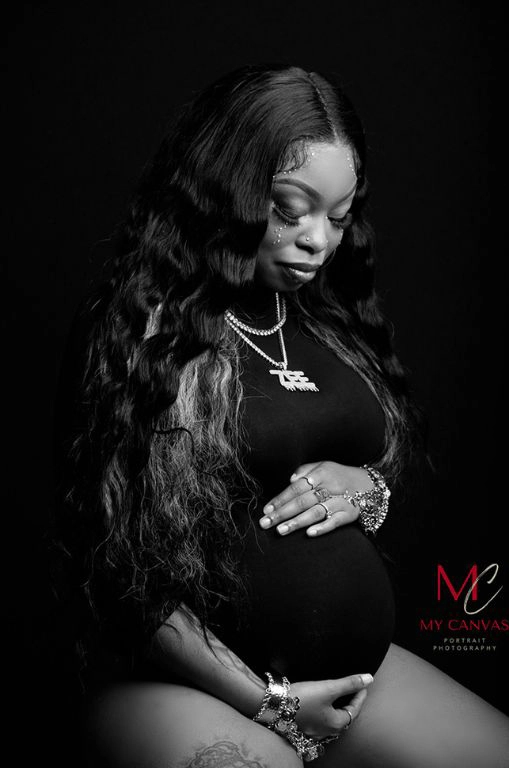 Maternity Photographer in Killeen Texas taking maternity photos.