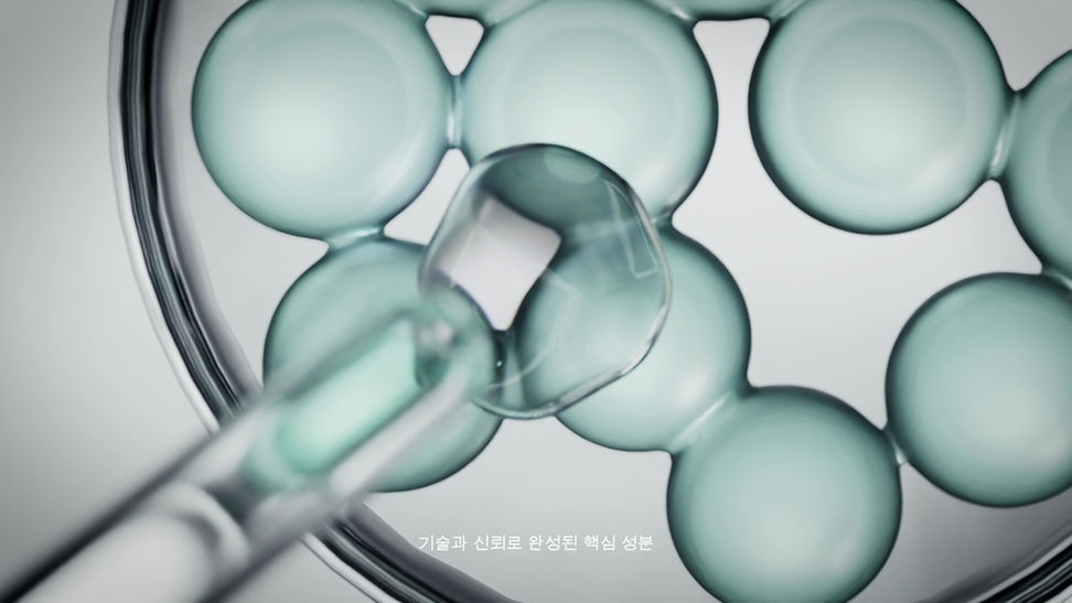 스킨케어 성분이 투명한 오브젝트 사이로 전달되는 이미지를 표현한 오에라 화장품 3D 성분 시각화