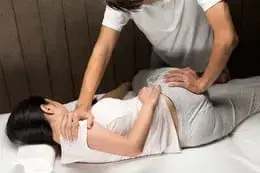 骨盤矯正の施術風景|甲府市・昭和町からも来院多数の整体院