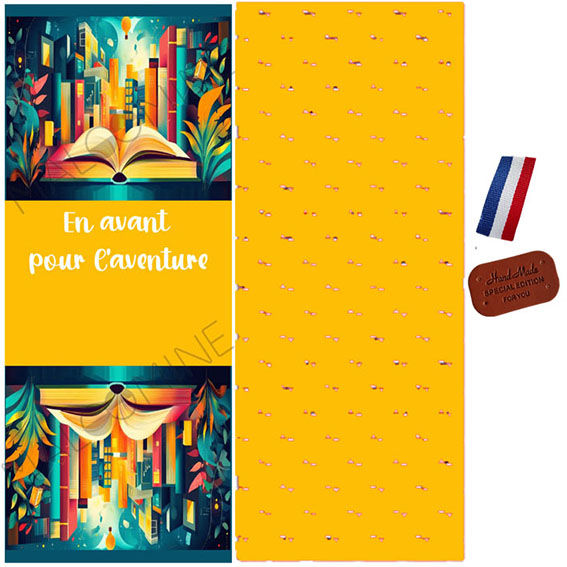 Kit couture housse à livre avec illustration colorée "En avant pour l’aventure", tissu jaune à motifs, ruban tricolore et éti