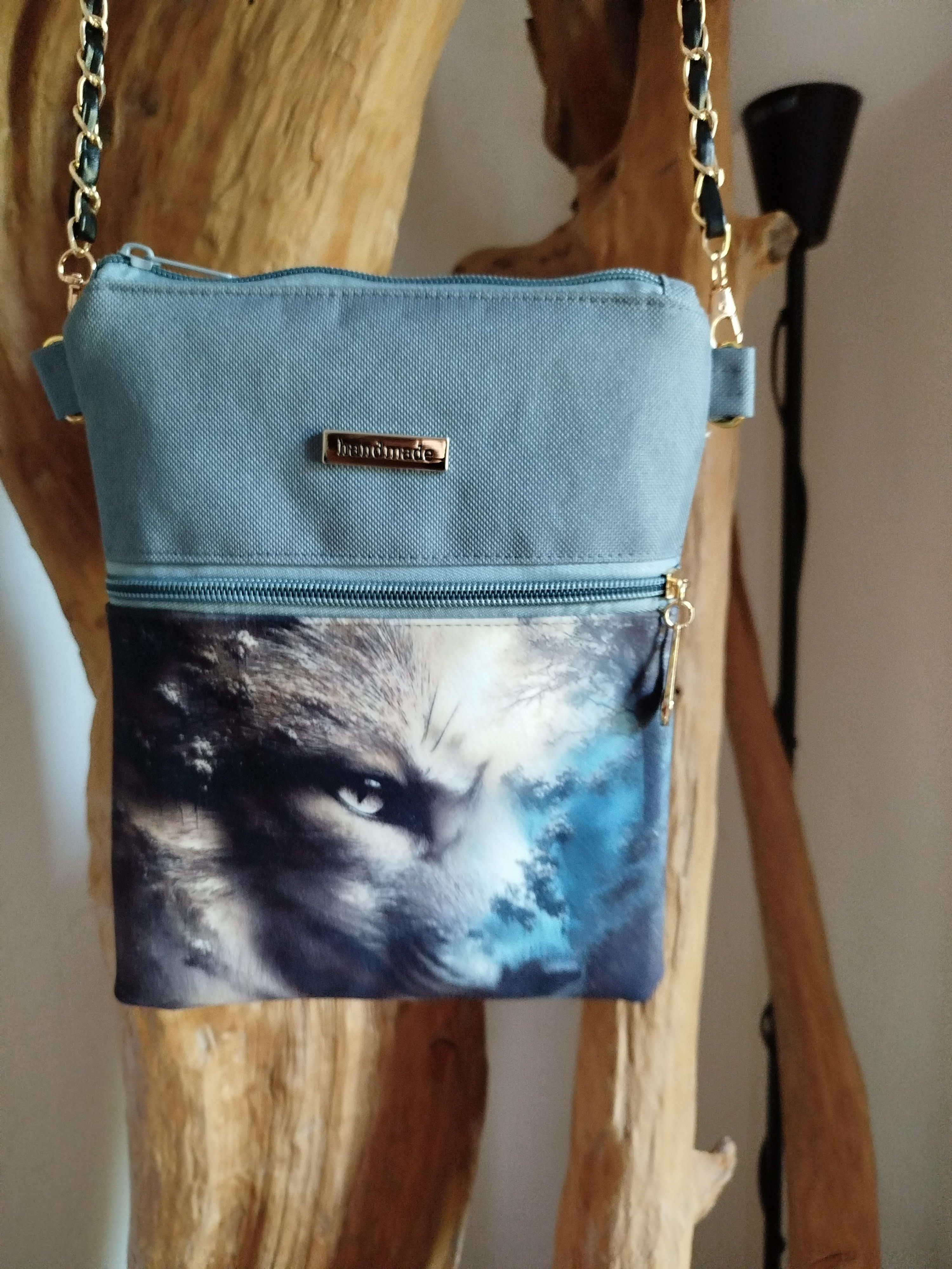 Sac crossbody gris avec motif loup et bandoulière dorée
