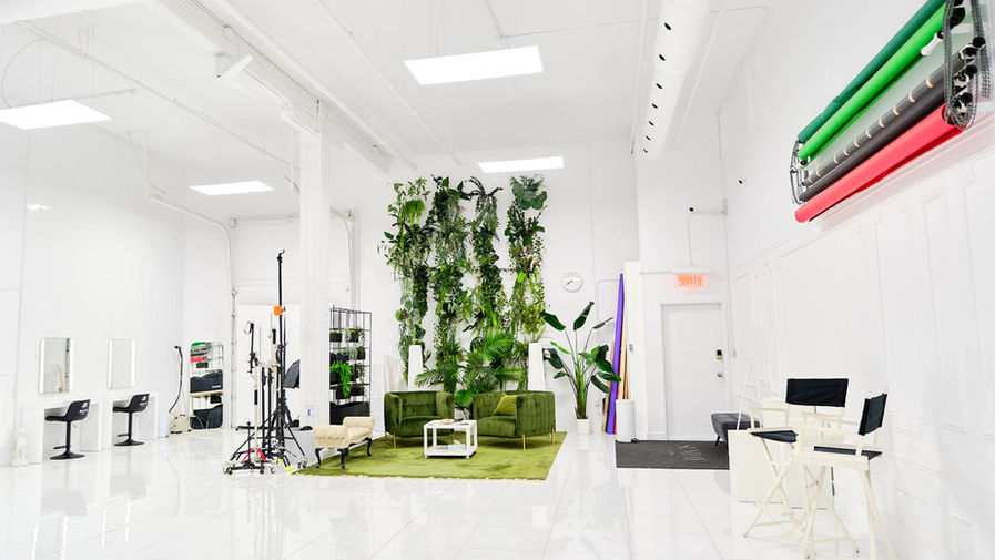 Studio côté entrée avec l'espace beauté, le salon vert et l'espace toile de fond.
Entrance-side studio featuring the beauty area, green lounge, and backdrop space.