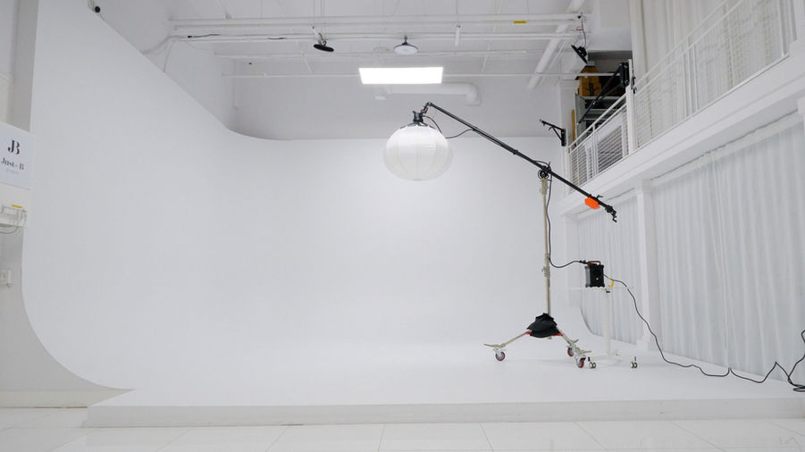 Grand cyclorama d'un blanc pur aux dimensions de 15' X 18' X 11'. Espace mezzanine avec salon avec vue sur le cyclorama.
Large pure white cyclorama measuring 15' x 18' x 11'.