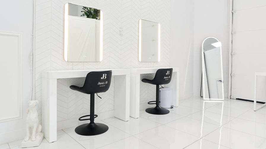 Espace beauté dédié, équipé de miroirs avec éclairage ajustable et d’accessoires essentiels pour la préparation maquillage et coiffure.
Dedicated beauty area equipped with mirrors featuring adjustable lighting and essential tools for makeup and hair preparation.