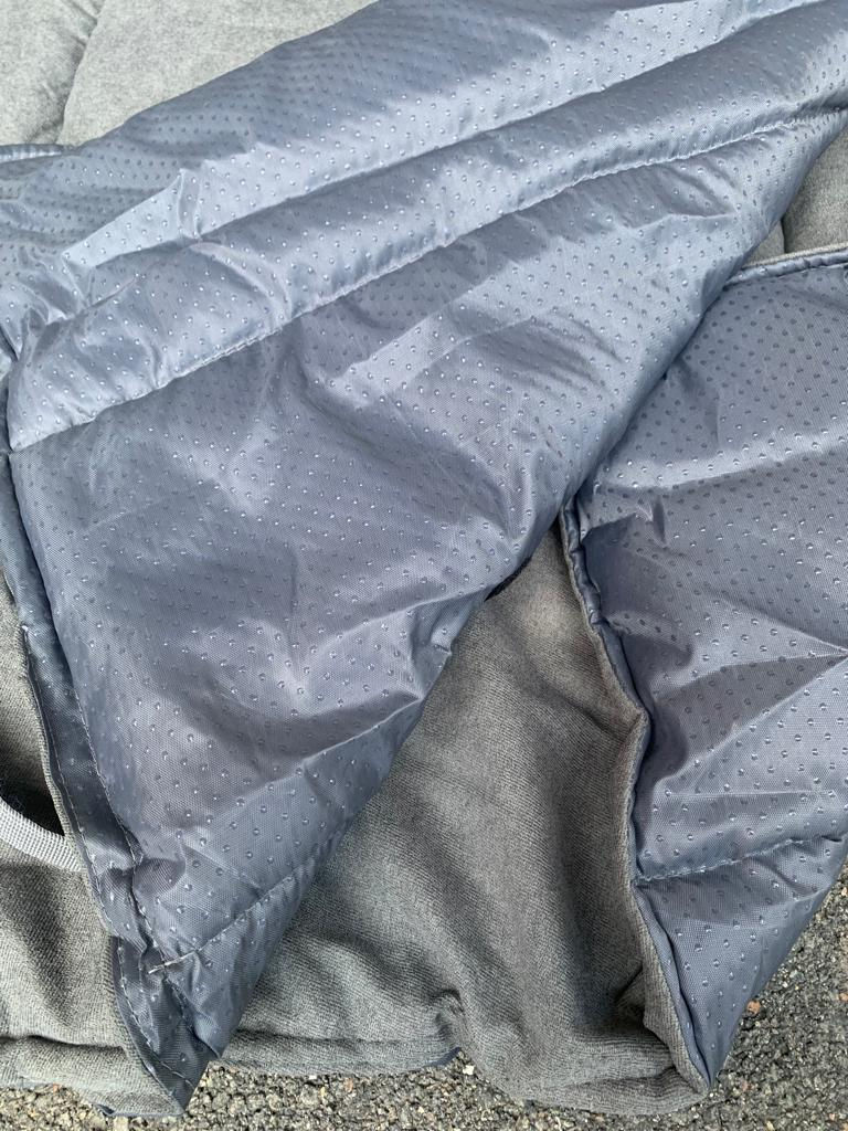 Miniaturbild: Reisedecke Leni – praktische & bequeme Outdoor-Hundedecke für unterwegs