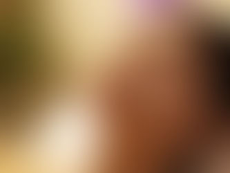 페이셜 오일 마사지 받는 여성 – 촉촉한 피부 관리