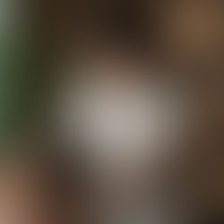 아늑한 스파룸에서 테라피스트가 남성 고객에게 어깨와 목 마사지를 부드럽게 제공하는 모습