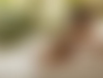 편안한 스파 마사지 – 화이트 수건 위에서 휴식을 취하는 여성