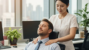 사무실에서 전문 마사지사가 직장인의 어깨와 목을 풀어주는 모습