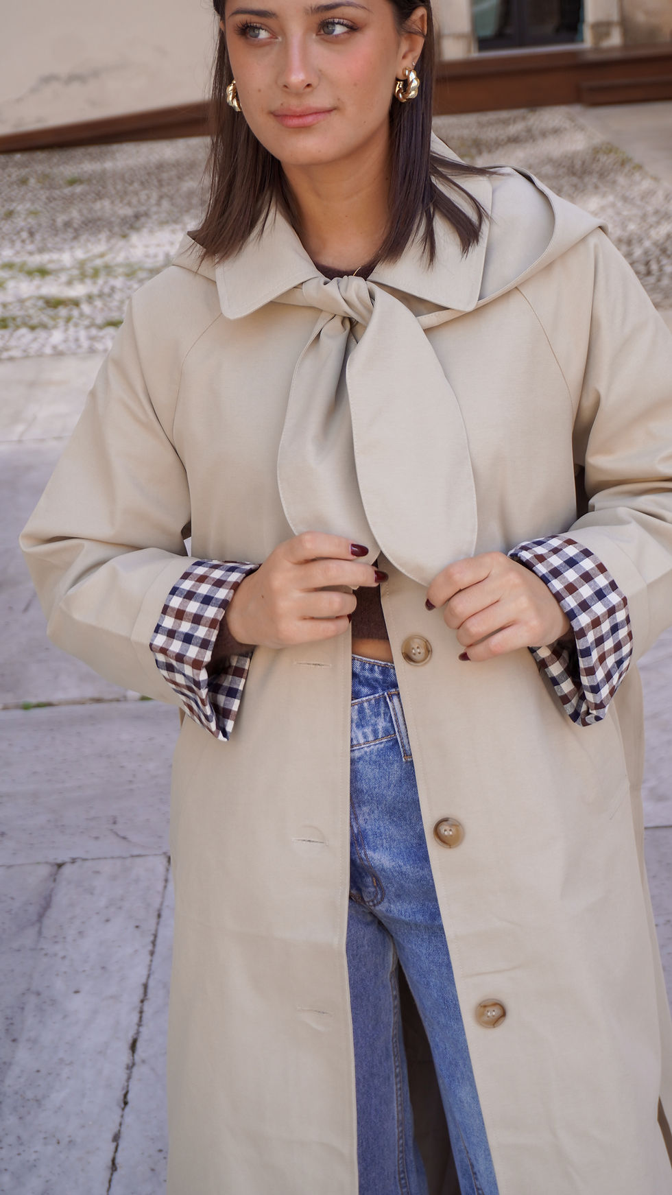 Trench lungo con cappuccio rimovibile e dettagli vichy