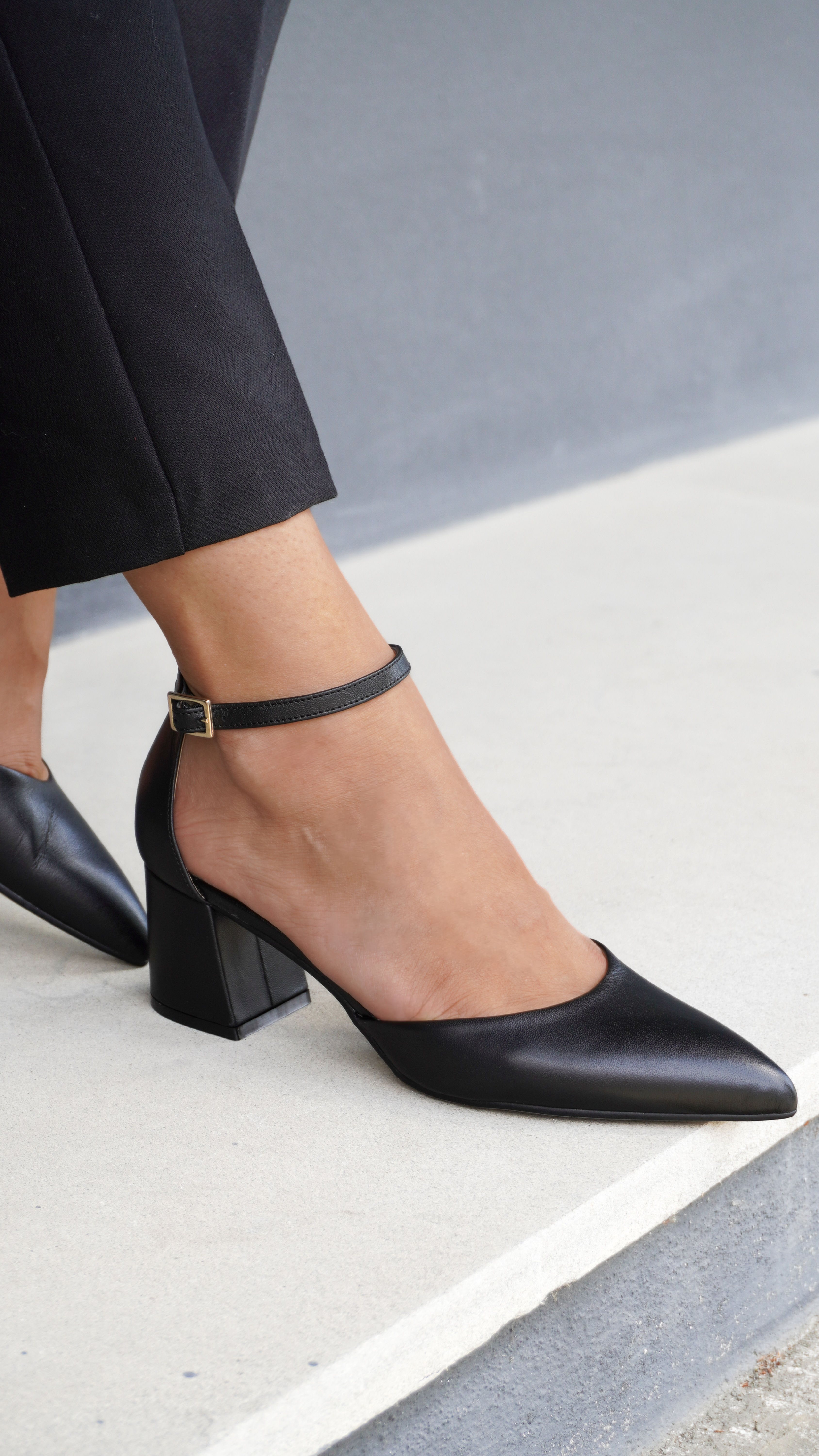 SORA Nero | Decolleté con cinturino pelle nero tacco largo 5 cm