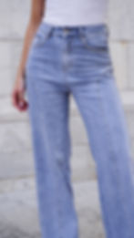 Jeans blu a gamba larga in denim blu vita alta borchie