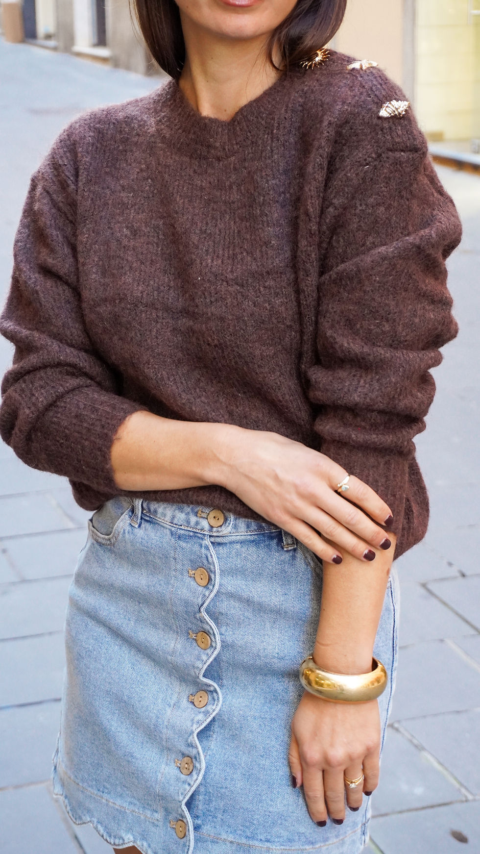 Maglione morbido marrone con dettagli gioiello dorati sulla spalla