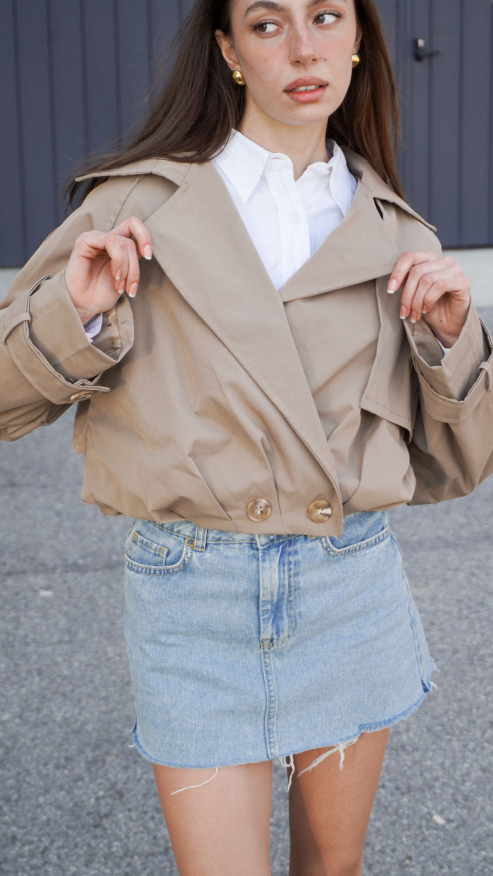 Miniatura: Trench corto beige con bottoni dorati e taglio over