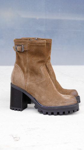 Camoscio Beige Stivali Con Carrarmato Beige LEONARDO Stivaletti