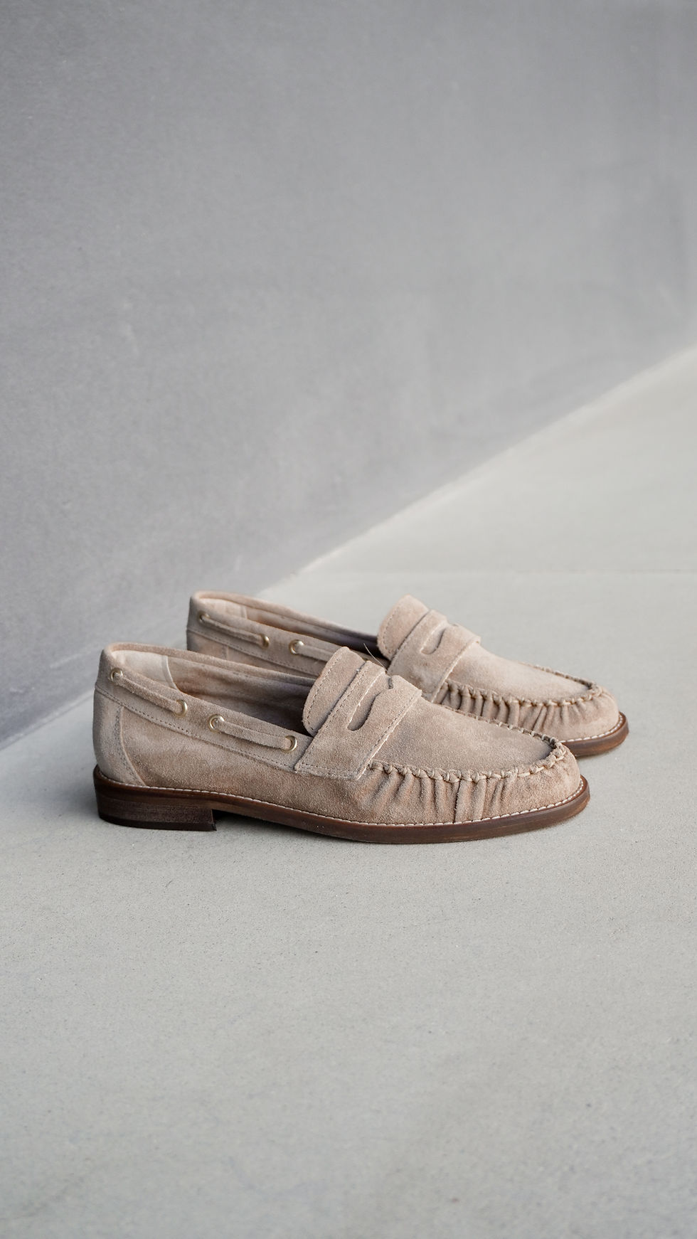 SAM Beige | Mocassino pelle camoscio beige con fascetta