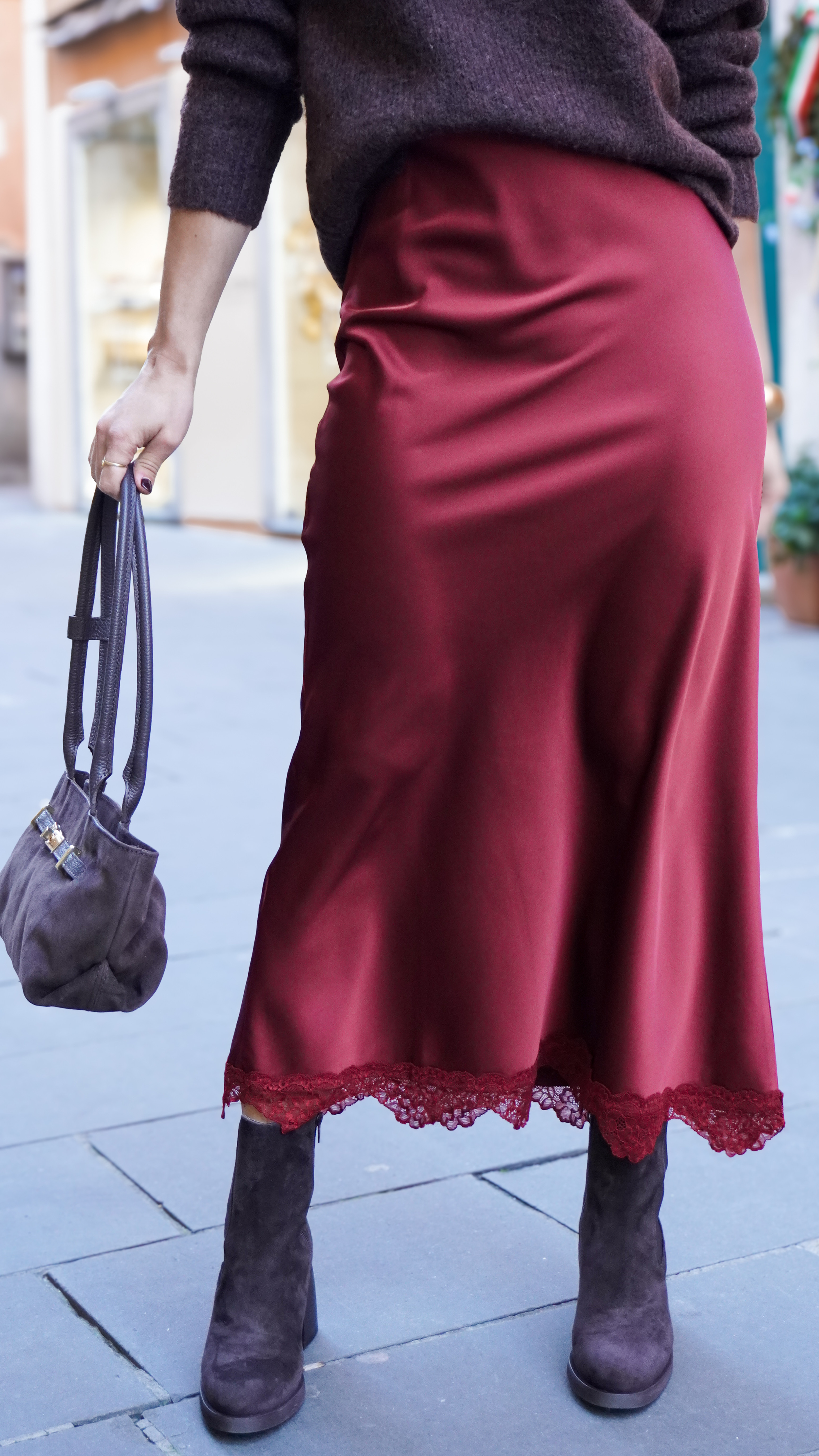 Gonna midi satinata bordò con bordo in pizzo tono su tono