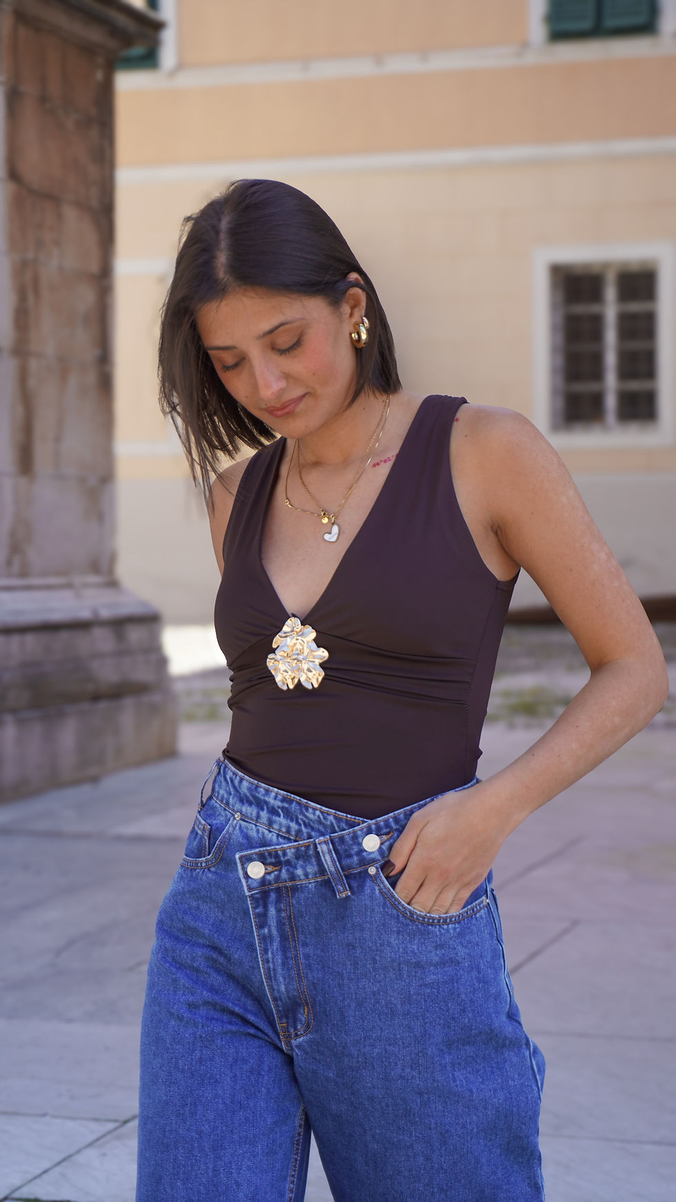 Top marrone con dettaglio gioiello dorato