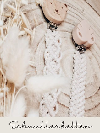 Makramee Schnulleketten sind das perfekte Accessoire für das Baby. Mit niedlichen aufhängeclips sehen sie auch noch stylisch aus 