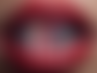 Künstlerische Nahaufnahme roter Lippen mit einem Eiswürfel als Symbol für impulsive Aufmerksamkeit und die flüchtige Wirkung einzelner Werbeanzeigen.