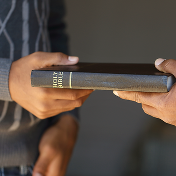 La Bible est distribuée
