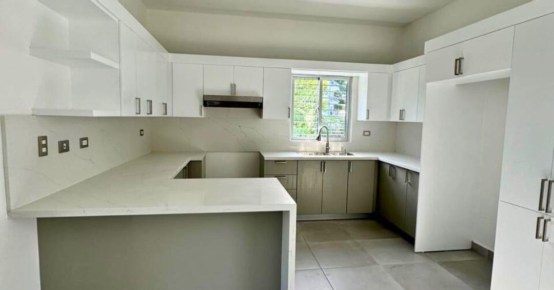 Apartamento con Rooftop
Ubicado en una de las mejores y más seguras urbanizaciones de Puerto Plata.