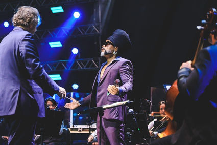 Carlinhos Brown e Orquestra Ouro Preto celebram parceria no álbum “Afrossinfonicidade”