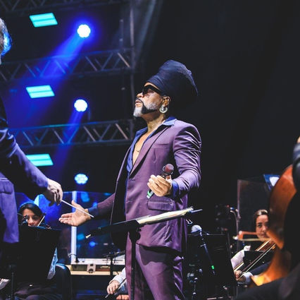 Carlinhos Brown e Orquestra Ouro Preto celebram parceria no álbum “Afrossinfonicidade”