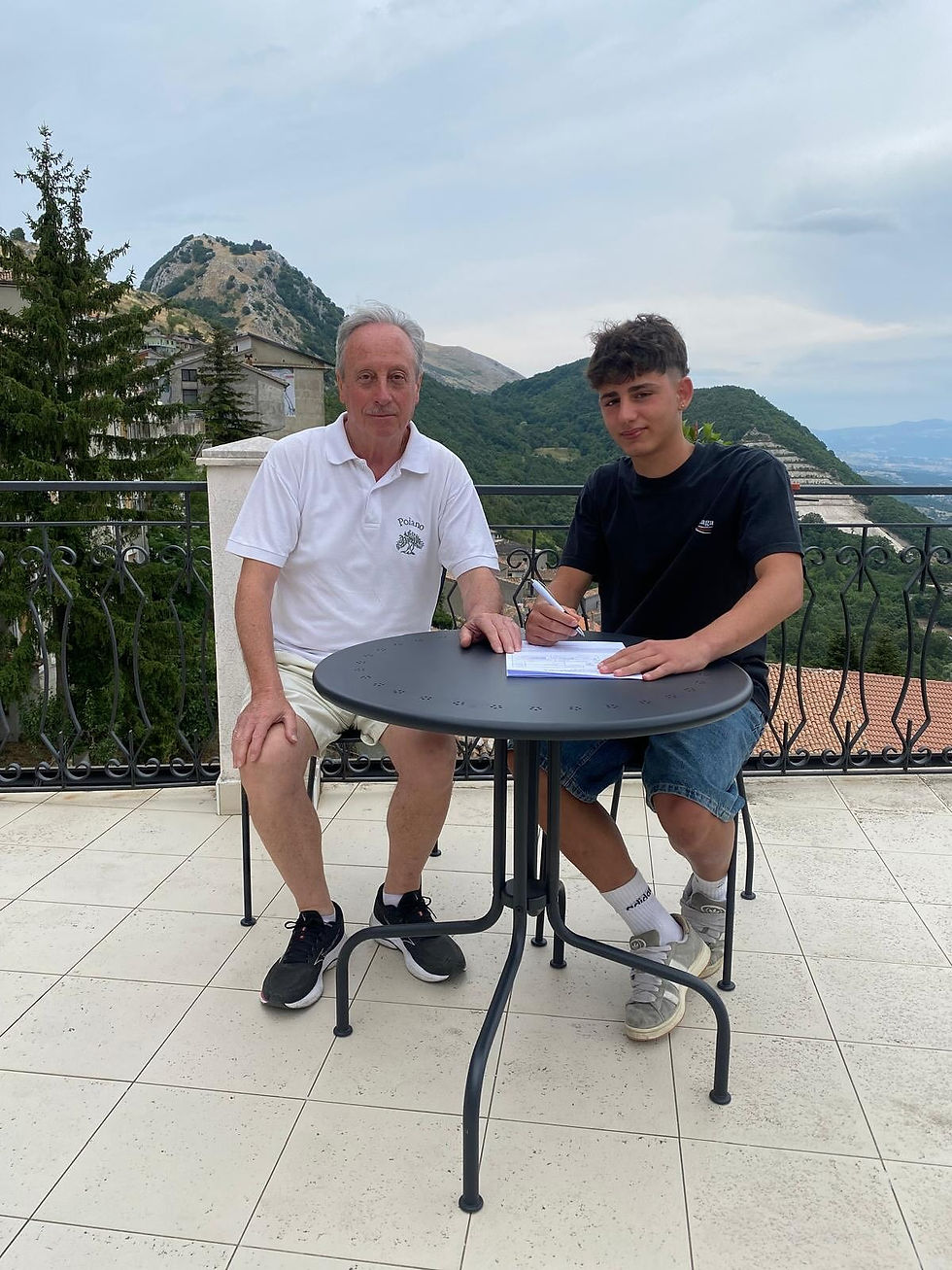 La firma di Jacopo Mecca sul contratto