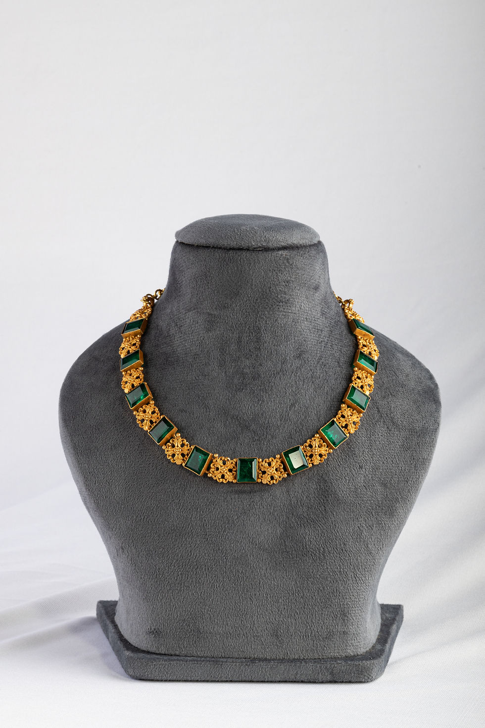 Thumbnail: Emerald necklace set