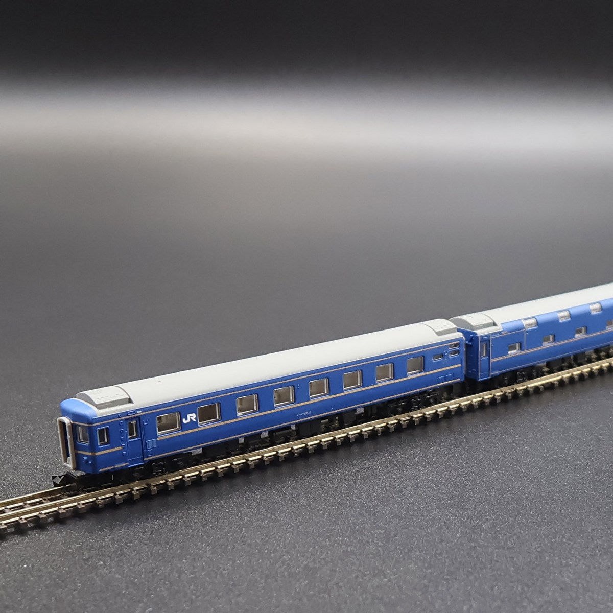 Rokuhan T016-1 (Z) - Night Train 'Hokutosei' (JR Hokkaido) (7-Car Set)