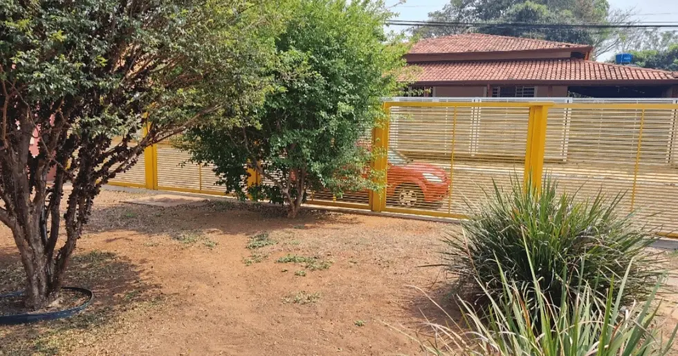 Espaço ressecado durante o período de seca, com poucas plantas e solo exposto.