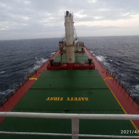 Okyanusun üzerinde seyreden büyük bir gemi ve üzerinde 'ÖNCE GÜVENLİK' yazısı görünüyor.