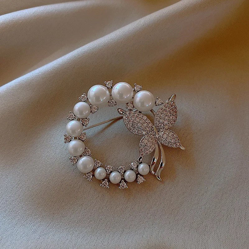 Thumbnail: Pearl and Rhinestone Brooche