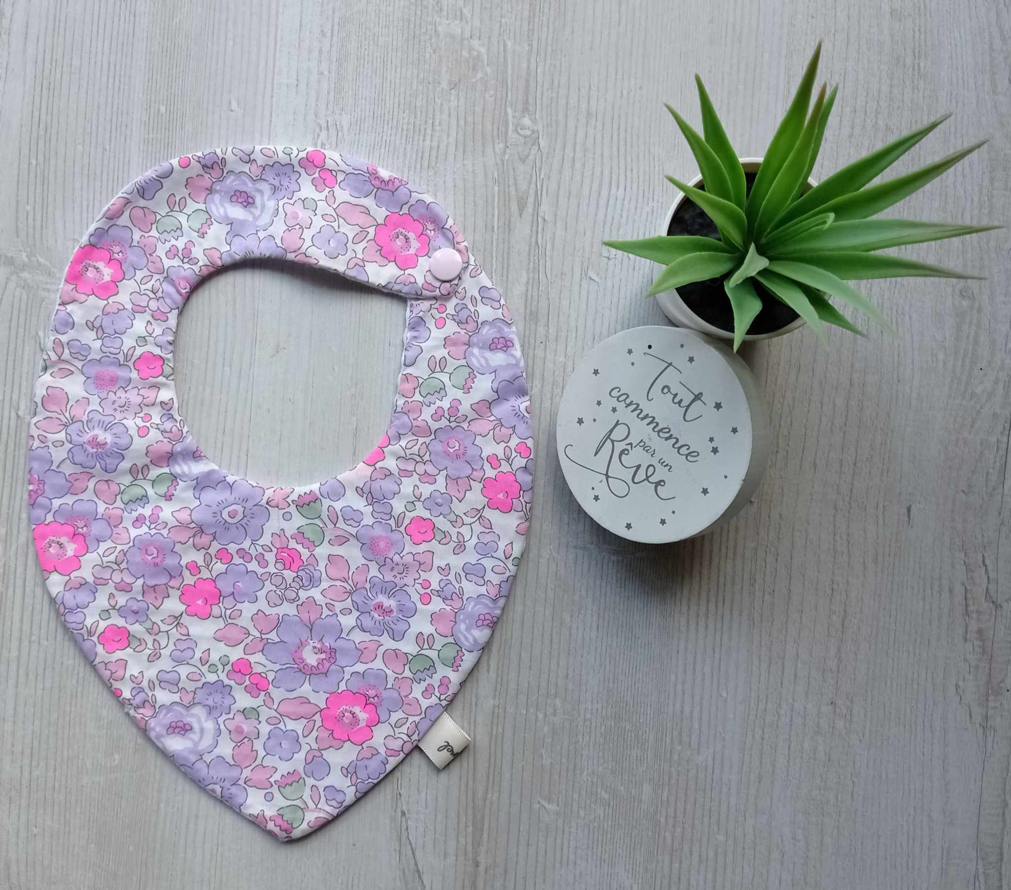 • bavoirs 1er âge en coton , dès la naissance.