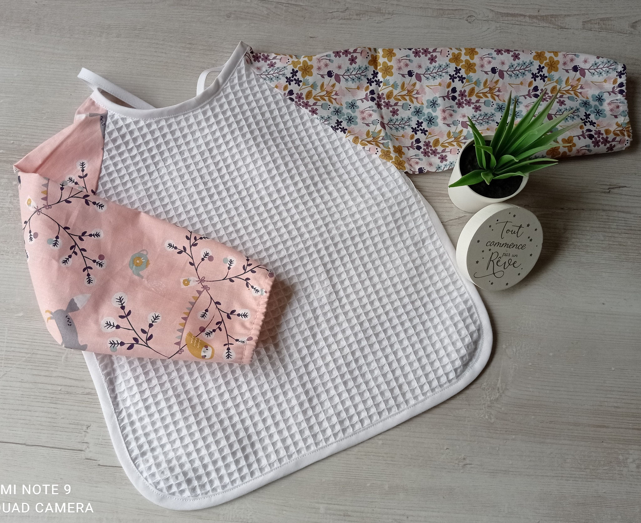 bavoir à manches longues, pour l'apprentissage des repas en solo . éponge nid d'abeille et coton , il protège les vêtements