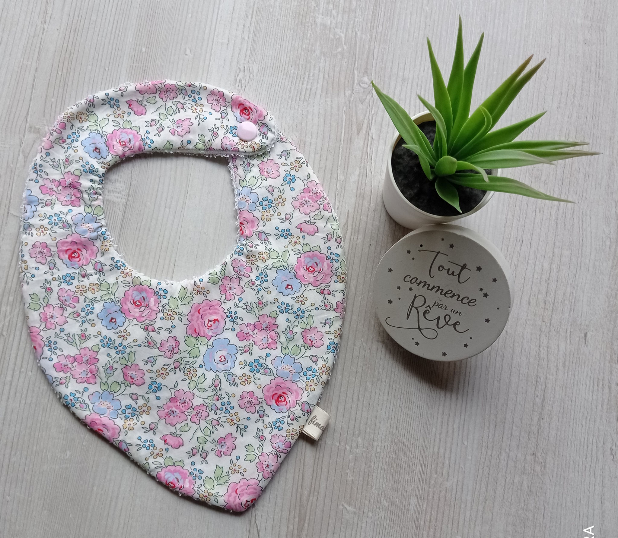 bavoirs 1er âge en coton , dès la naissance. Pratiques avec les pressions, nos bavoirs offrent style et fonctionnalité pour d