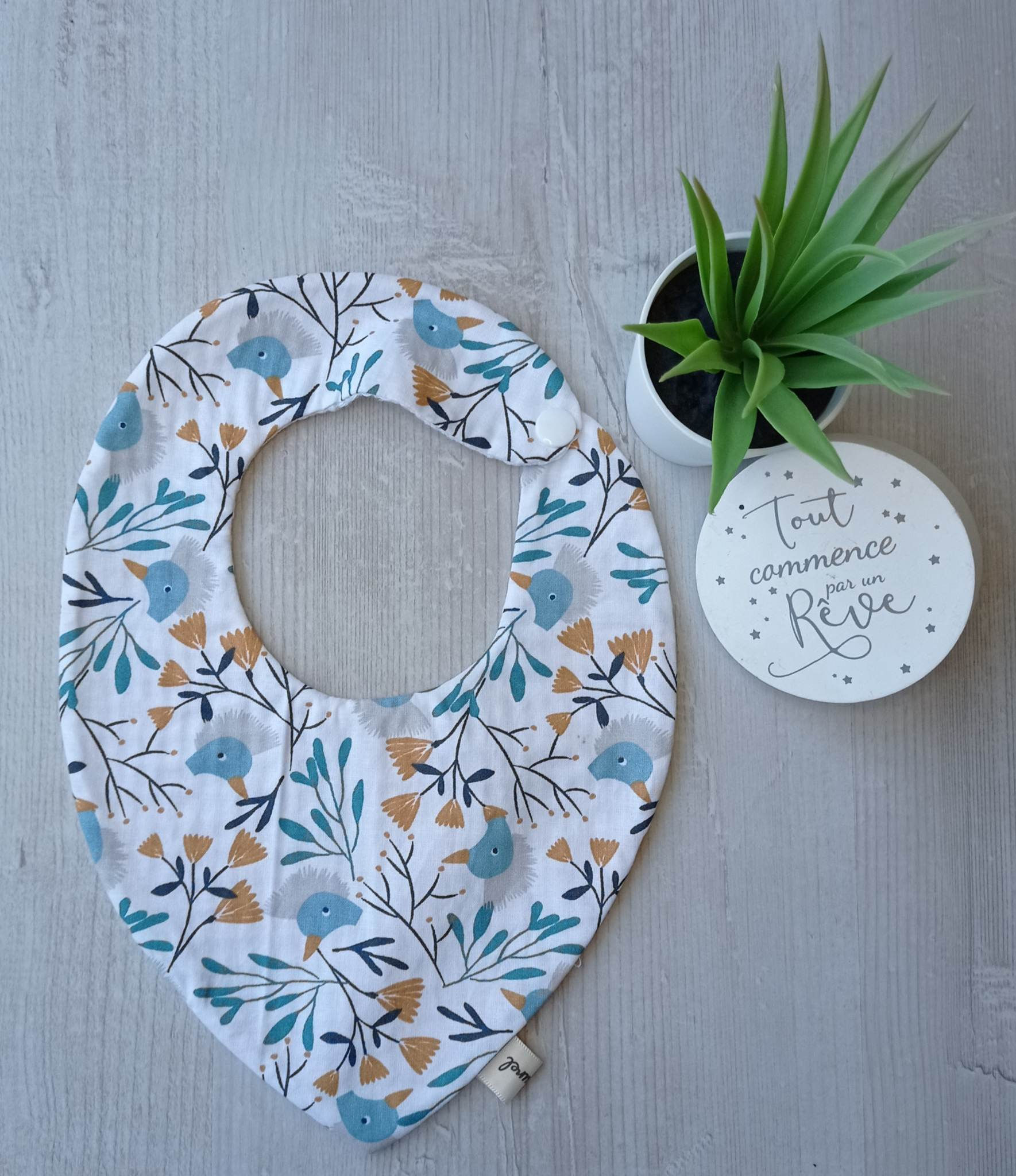 bavoirs 1er âge en coton , dès la naissance. Pratiques avec les pressions, nos bavoirs offrent style et fonctionnalité pour d