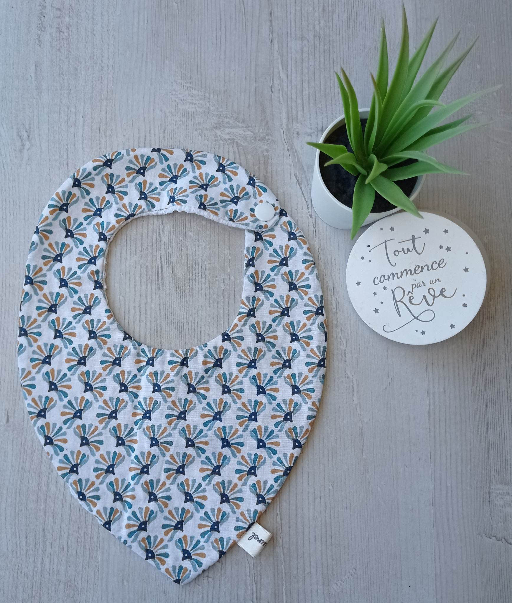 bavoirs 1er âge en coton , dès la naissance. Pratiques avec les pressions, nos bavoirs offrent style et fonctionnalité pour d